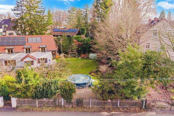 Blick von der Straße auf das Grundstück