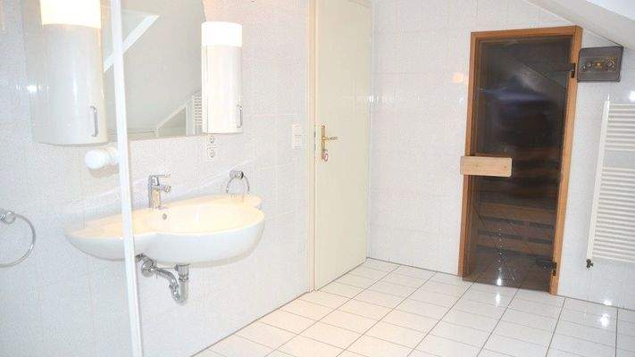 Badezimmer mit Sauna DG