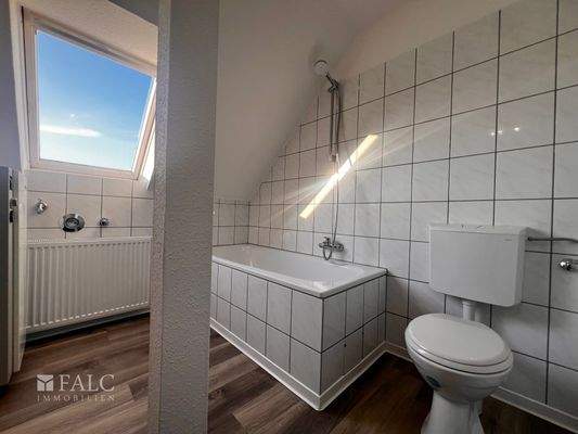 Bad mit Wanne und Tageslicht