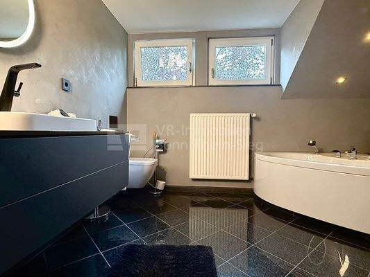 Badezimmer mit Badewanne