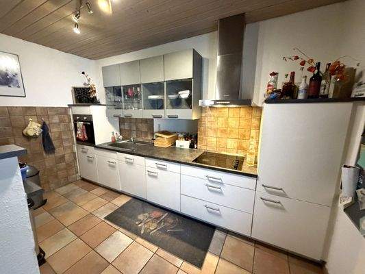 Funktionale Küche mit reichlich Stauraum und modernem Kochbereich