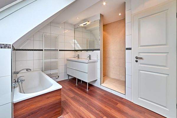 Level 2: Bathroom with natural light, bathtub and shower (en suite bathroom)