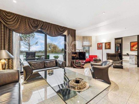 Wohnbereich mit Zugang zur Terrasse