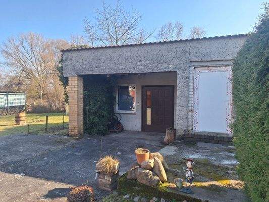 Garage mit Nebengebäude