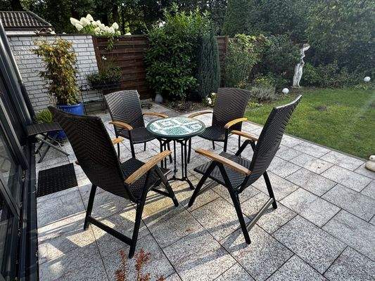 geräumige Sitzgelegenheit auf der Terrasse