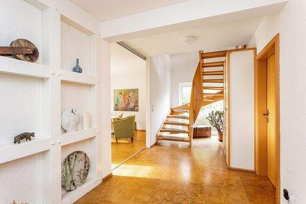 Eingang mit Treppenhaus