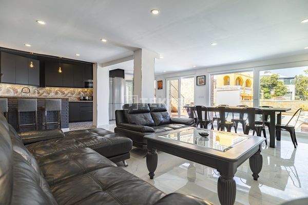 Elegant Design Villa for Sale in Benalmadena Malaga