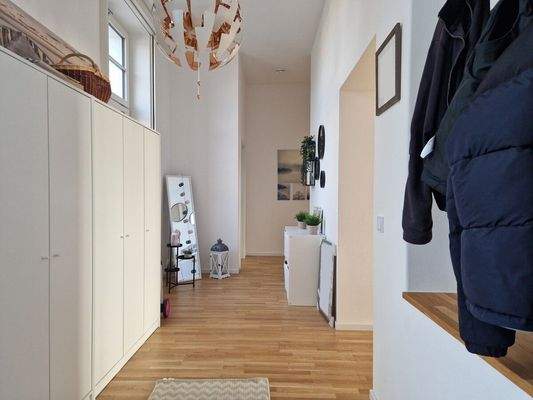 Großzügiger und lichtdurchfluteter Eingangsbereich