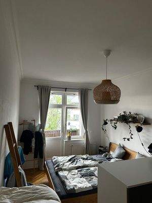 Schlafzimmer mit Zugang zum Balkon