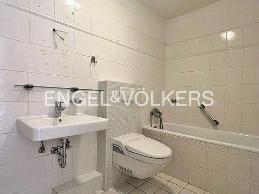 Wannenbad mit "japanischem WC" aus 2013