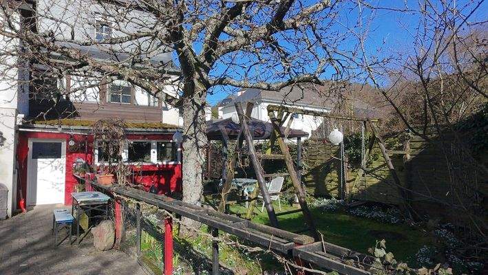 Grünfläche hinter dem Haus