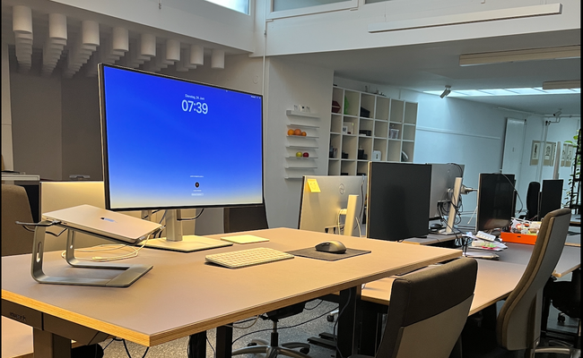 Eigener Schreibtisch im Open-Space