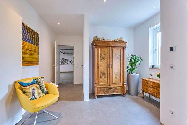 Garderobe mit Blick zur Doppelgarage