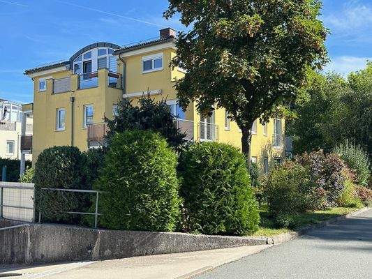 Hausansicht mit Zufahrt Tiefgarage