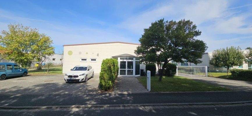 Südansicht mit Stellplätzen