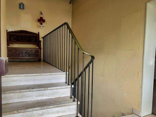 Eingangsbereich mit wenigen Stufen zum EG und UG