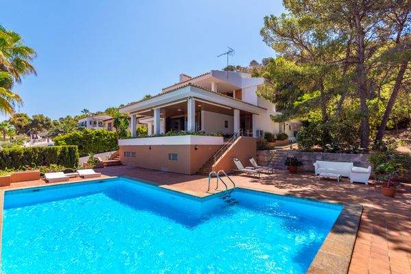 Swimmingpool und Außenterrasse