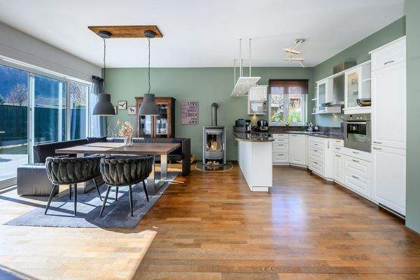 Essbereich mit offener Küche und Schwedenofen I EG