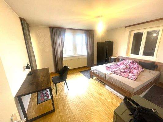 Wohn/Schlafzimmer mit Zugang zum Balkon 