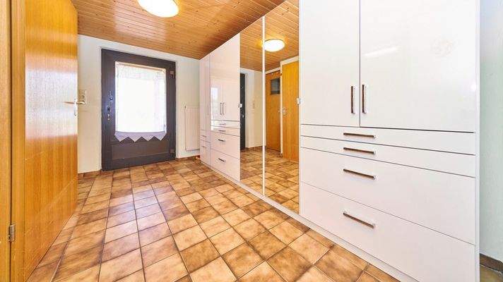 Haus1_OG Umkleide mit Bad und Terrassenzugang_1