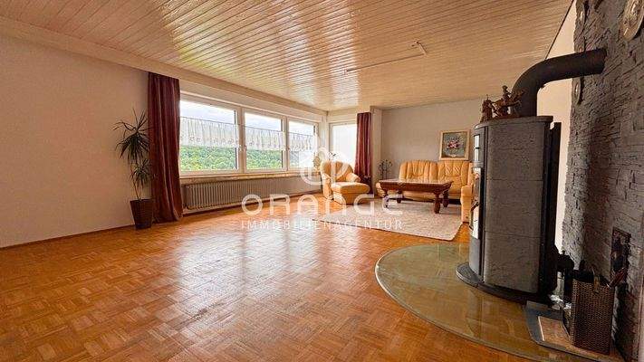 EG: Wohnzimmer mit Kamin