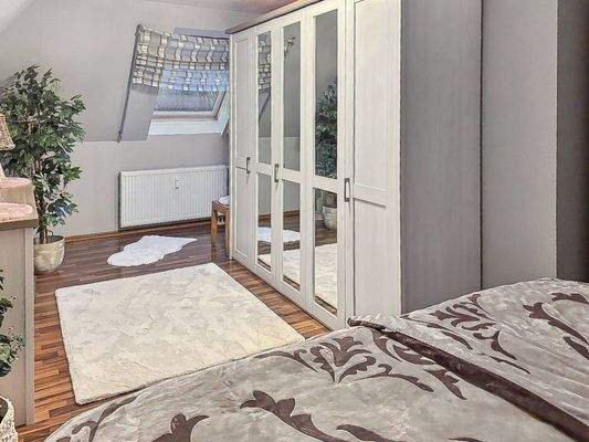 Schlafzimmer DG links