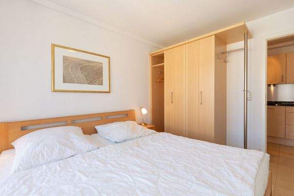 Das gemütliche Schlafzimmer mit praktischem Einbauschrank 