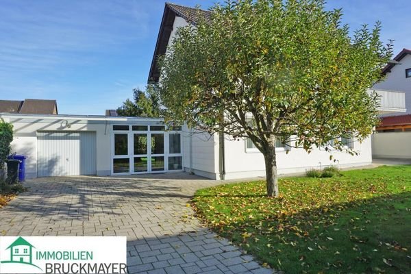 Haus mit verglastem Eingang und Garage