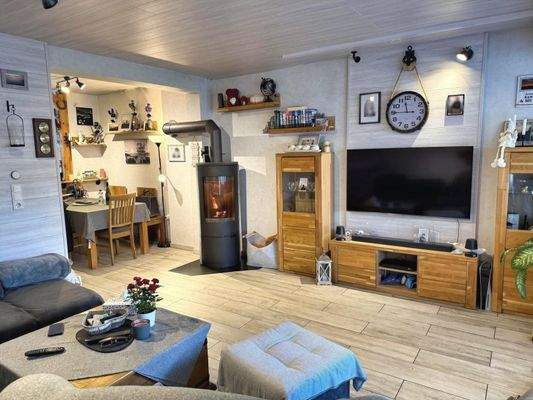 neuwertiger Kaminofen im Wohn-/ Essbereich