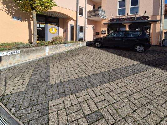 Parkplätze vor dem Haus