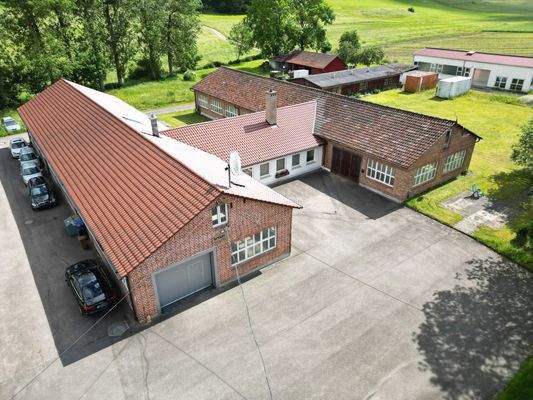 TOP-Gewerbehalle, aufgeteilt in: Halle 1 (links), Verwaltung im Mittelteil, Halle 2 (rechts)