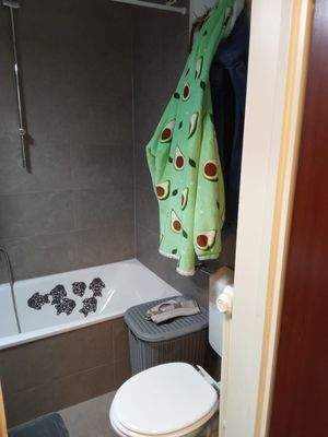 Badezimmer mit Avocado-Dekor