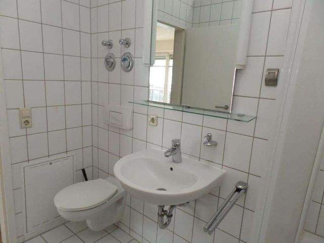 großzügig geschnittene 2-Raumwohnung mit Balkon in guter Lage - Photo 4