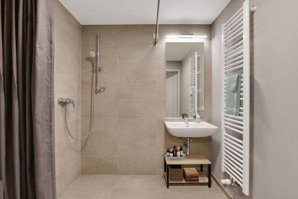 Badezimmer mit Dusche