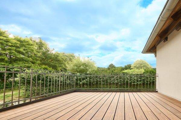 Der große Balkon mit Blick ins Grüne