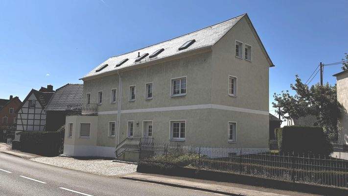 Straßenansicht mit Eingang Wohnung 2