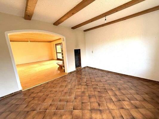 Esszimmer mit Durchgang zum Wohnzimmer