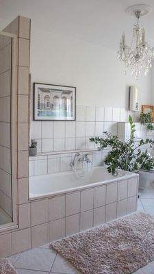 Dusche und Badewanne 3. OG