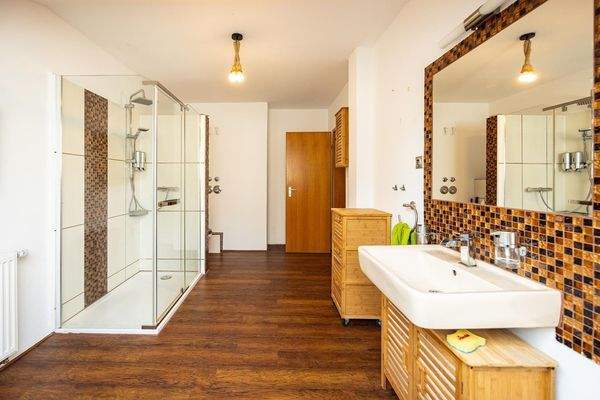 modernisiertes Tageslicht-Bad mit Dusche und Badewanne