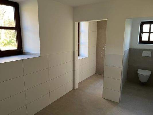 Bad mit Dusche und Fenster.jpg