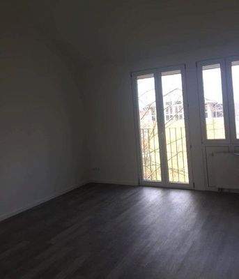 Schlaf- oder Kinderzimmer weiß, gestrichen mit bodentiefen Fenstern .jpg