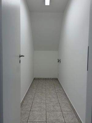 Abstellraum mit Waschmaschinenanschluss