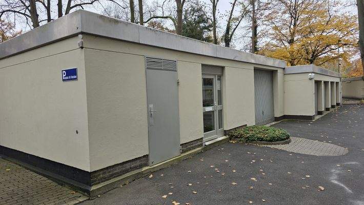 Waschraum und Garagen