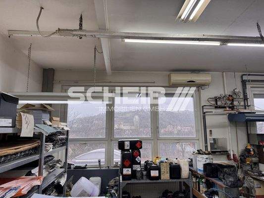 hell durch große Fenster