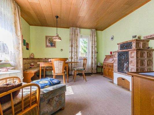 EG Esszimmer mit Kachelofen