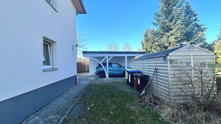 Blick auf das Carport