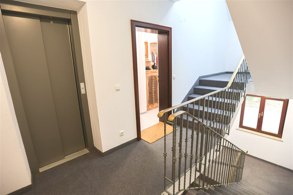 Treppenhaus mit Aufzug