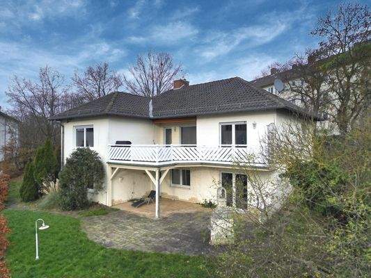 Außenansicht mit Terrasse und Balkon