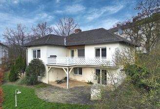 Außenansicht mit Terrasse und Balkon