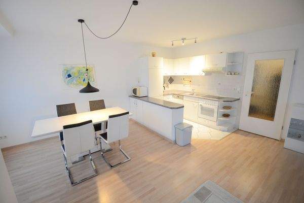 Esszimmer &amp; Küche mit Loggiazugang